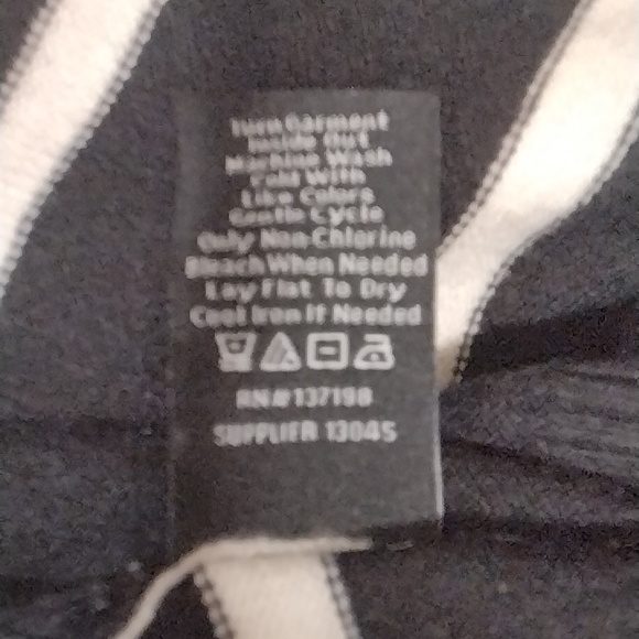 Very Nice New With Tags Long Sleeve Sweater (Women's Size Medium) - Picture 12 of 12